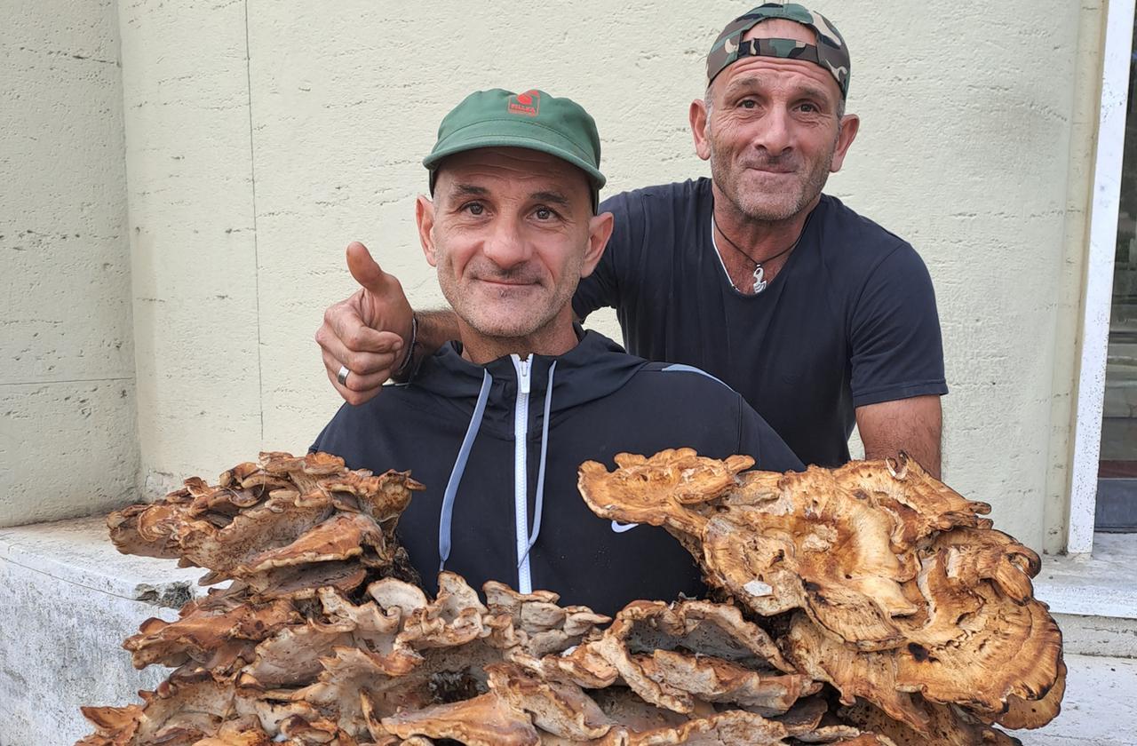 Francesco e Simone Tangheroni con i 20 chili di funghi