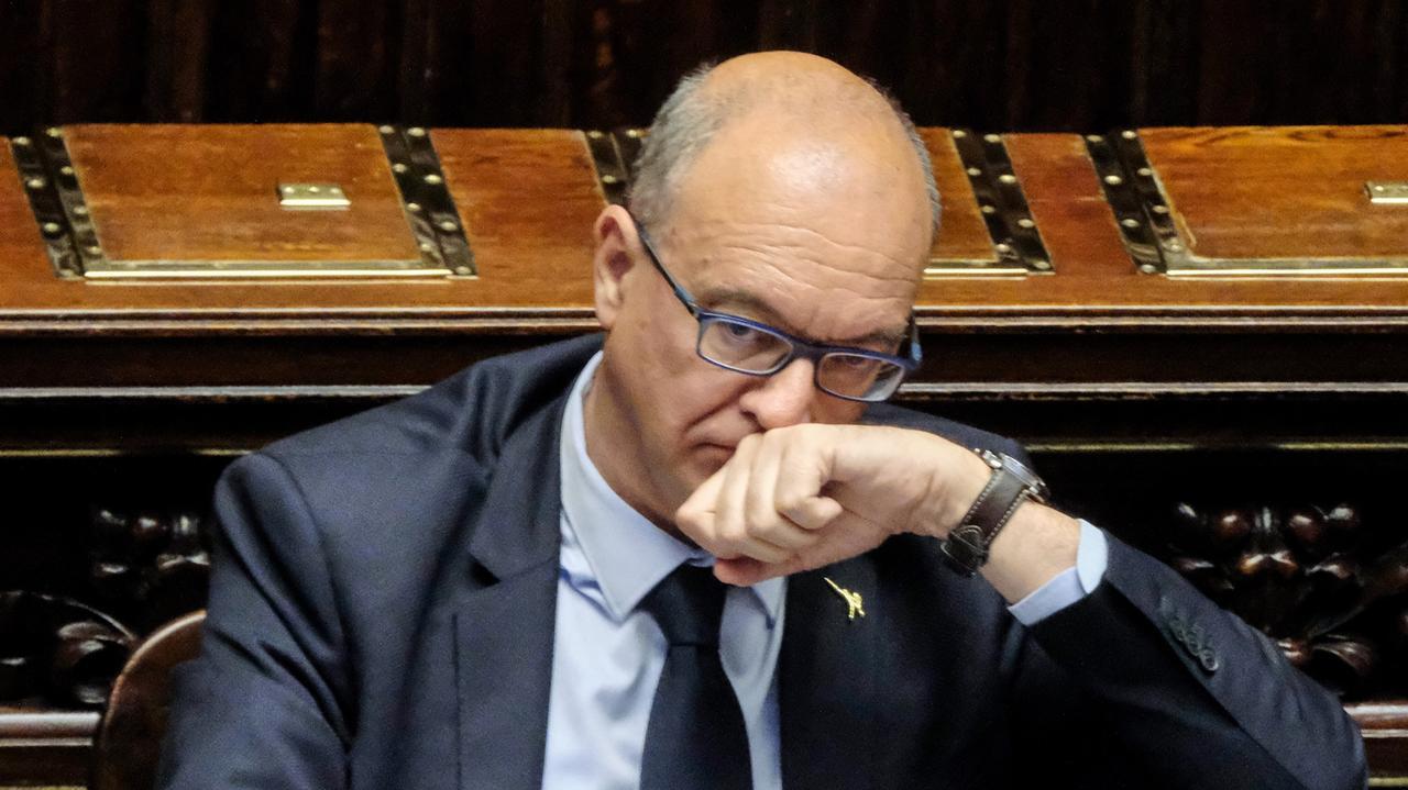 Il ministro Giuseppe Valditara a Cagliari: «Multe fino a 10mila euro per chi aggredisce docenti»