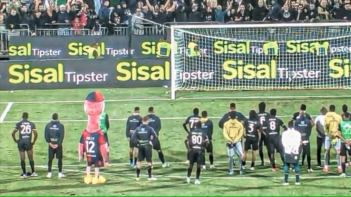 La mascotte Pully chiede scusa ai tifosi insieme ai giocatori del Cagliari