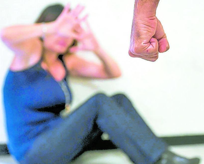 Ferrara, picchiata e presa a sputi da ex poliziotto