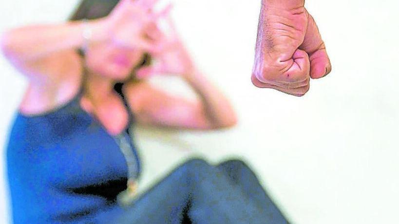 Ferrara, picchiata e presa a sputi da ex poliziotto