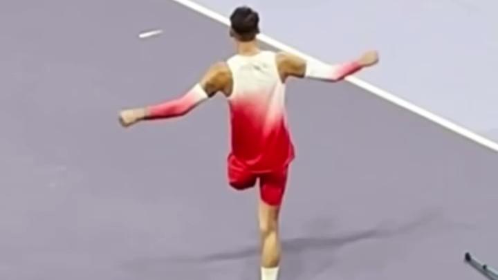 Getta le stampelle e vola in cielo con una gamba sola: l’incredibile salto di Lukasz Mamczarz – VIDEO