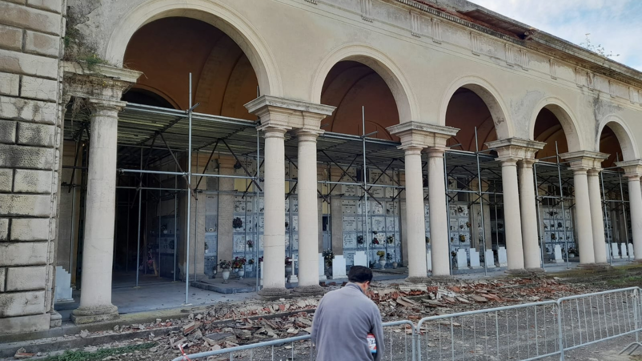 La porzione di cornicione crollata al loggiato sud del cimitero dei Lupi