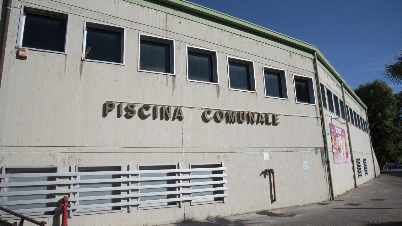La facciata della comunale di via Lago di Varano