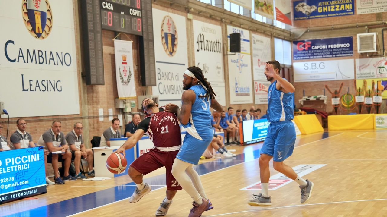 Quinton Hooker fermato da un fallo di Deshawn Freeman, centro americano della Fortitudo Bologna (foto Libertas)