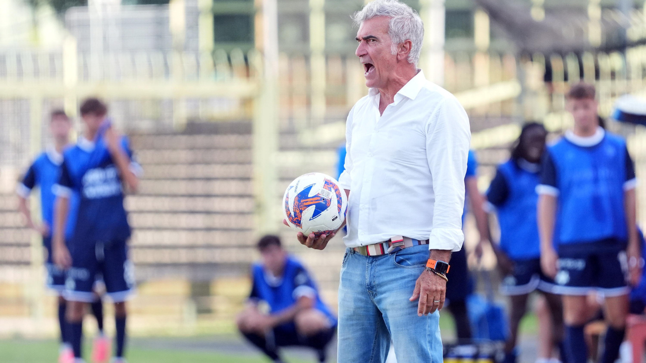 La grinta di mister Giacomarro in panchina (foto Nucci)