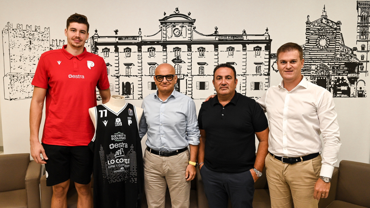 Nella foto la presentazione della maglia con il nuovo main sponsor Lo Conte (foto Elisa Maestripieri/Pistoia Basket 2000)