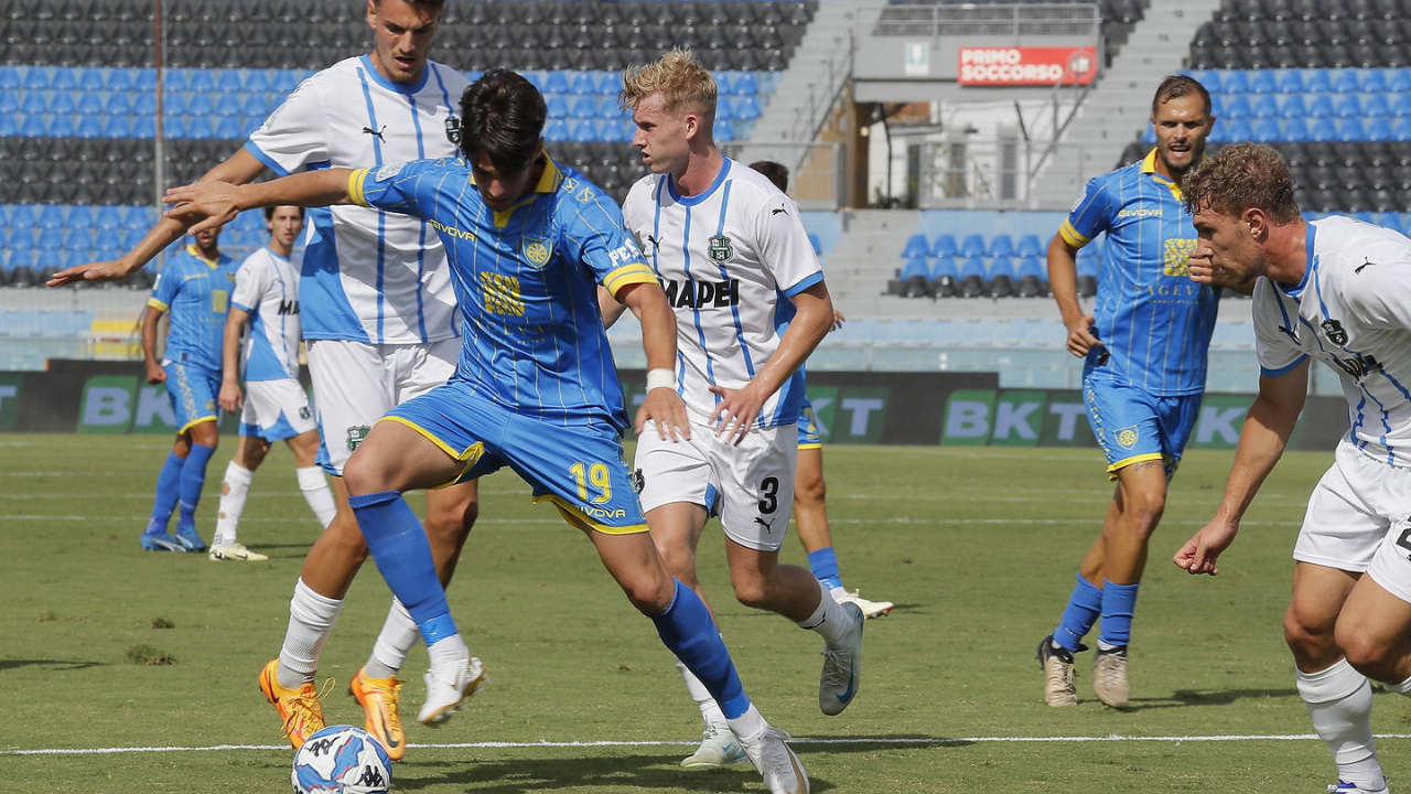 Un momento della gara contro il Sassuolo giocata a Pisa (foto Fabio Muzzi)