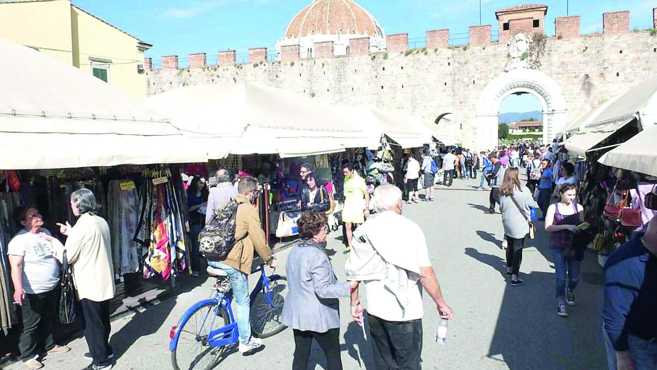 Le bancarelle che vendono souvenir in piazza Manin