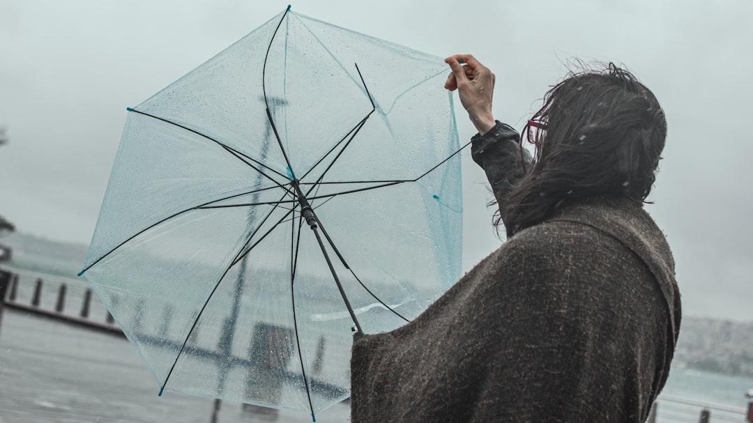 Meteo in Toscana, il tempo peggiora: raffiche di vento fino a 80 chilometri e piogge. Le zone interessate