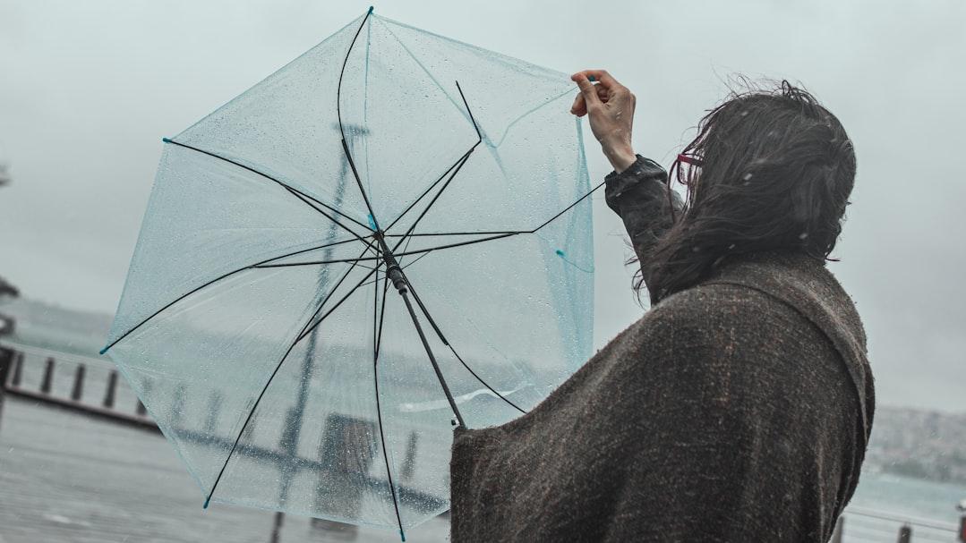 Meteo in Toscana, il tempo peggiora: raffiche di vento fino a 80 chilometri e piogge. Le zone interessate