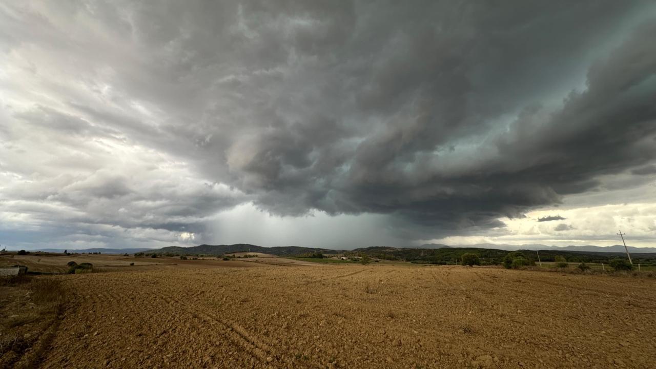 Pioggia battente e buio pesto: le immagini dello spettacolare downburst nei cieli del Cagliaritano