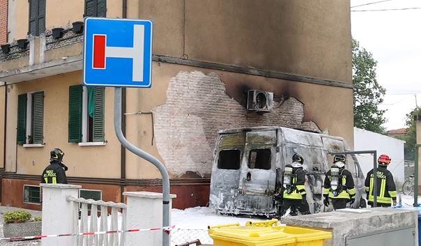 Camper a fuoco a Copparo, paura per gli abitanti di un condominio