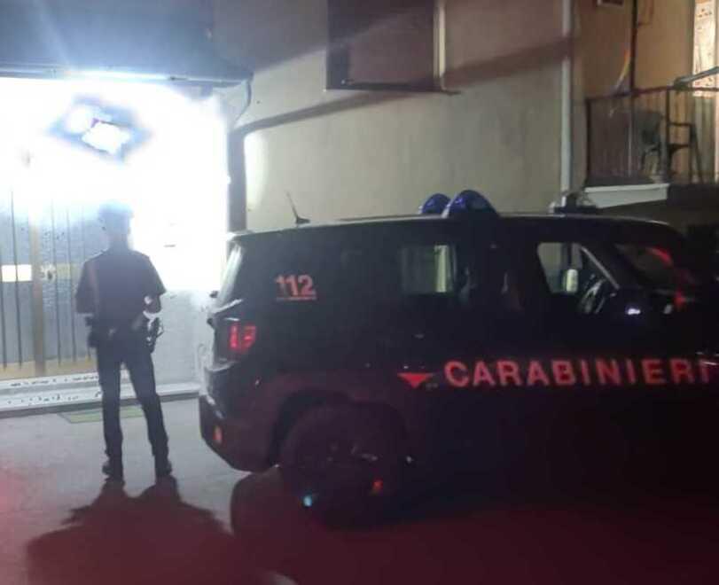 Lammari, punta 4 coltelli contro i militari: bloccato con il taser