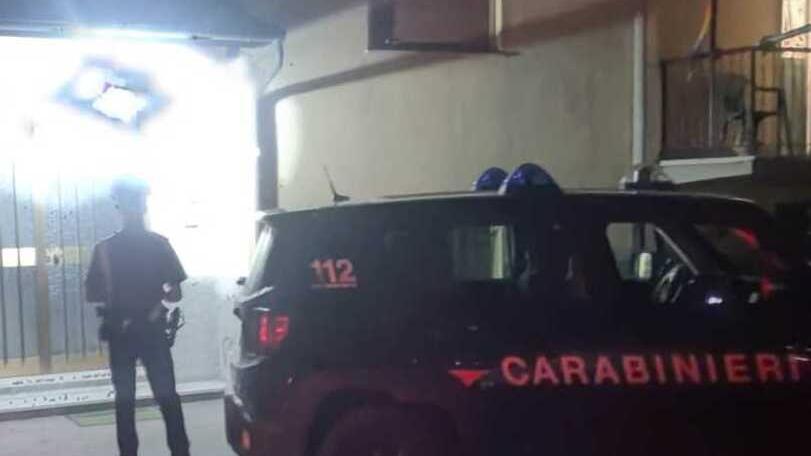 Lammari, punta 4 coltelli contro i militari: bloccato con il taser