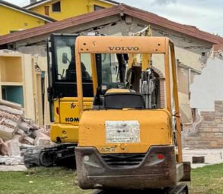 Altopascio, demoliti dopo oltre dieci anni due appartamenti abusivi