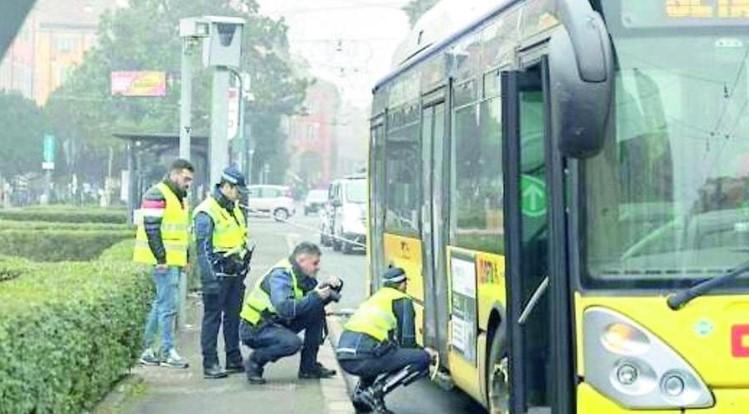 Modena, morì  trascinato dall’autobus: «Difetto di fabbricazione»