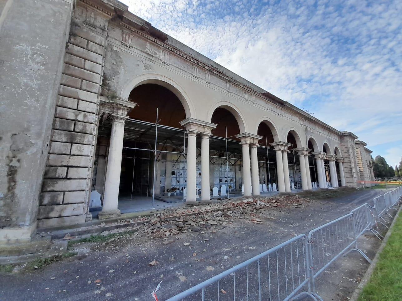 Il loggiato sud recintato dopo il crollo