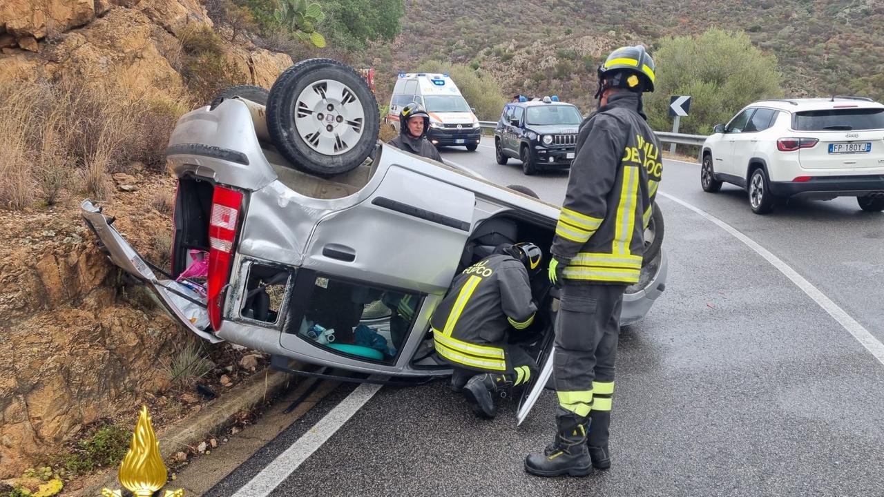 Auto cappotta sulla statale 198: una donna in ospedale