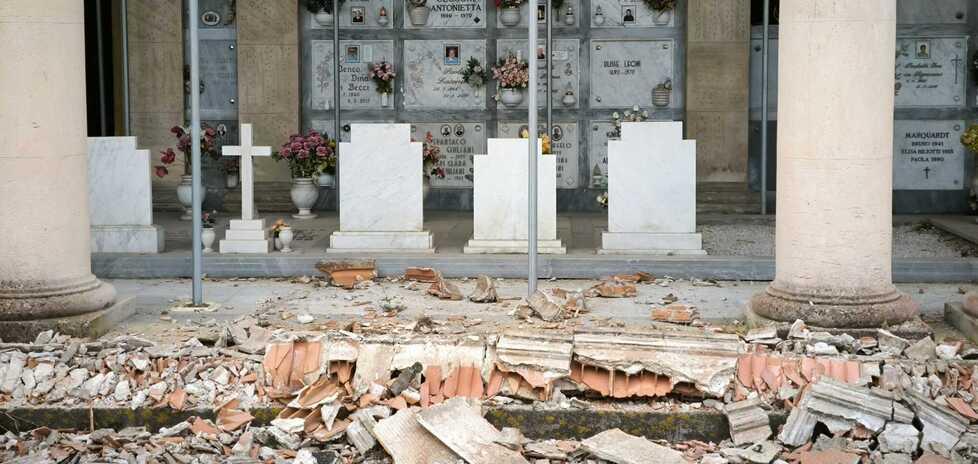 Livorno, al cimitero dei Lupi slalom tra divieti, transenne e reti in ferro per portare un fiore al caro defunto