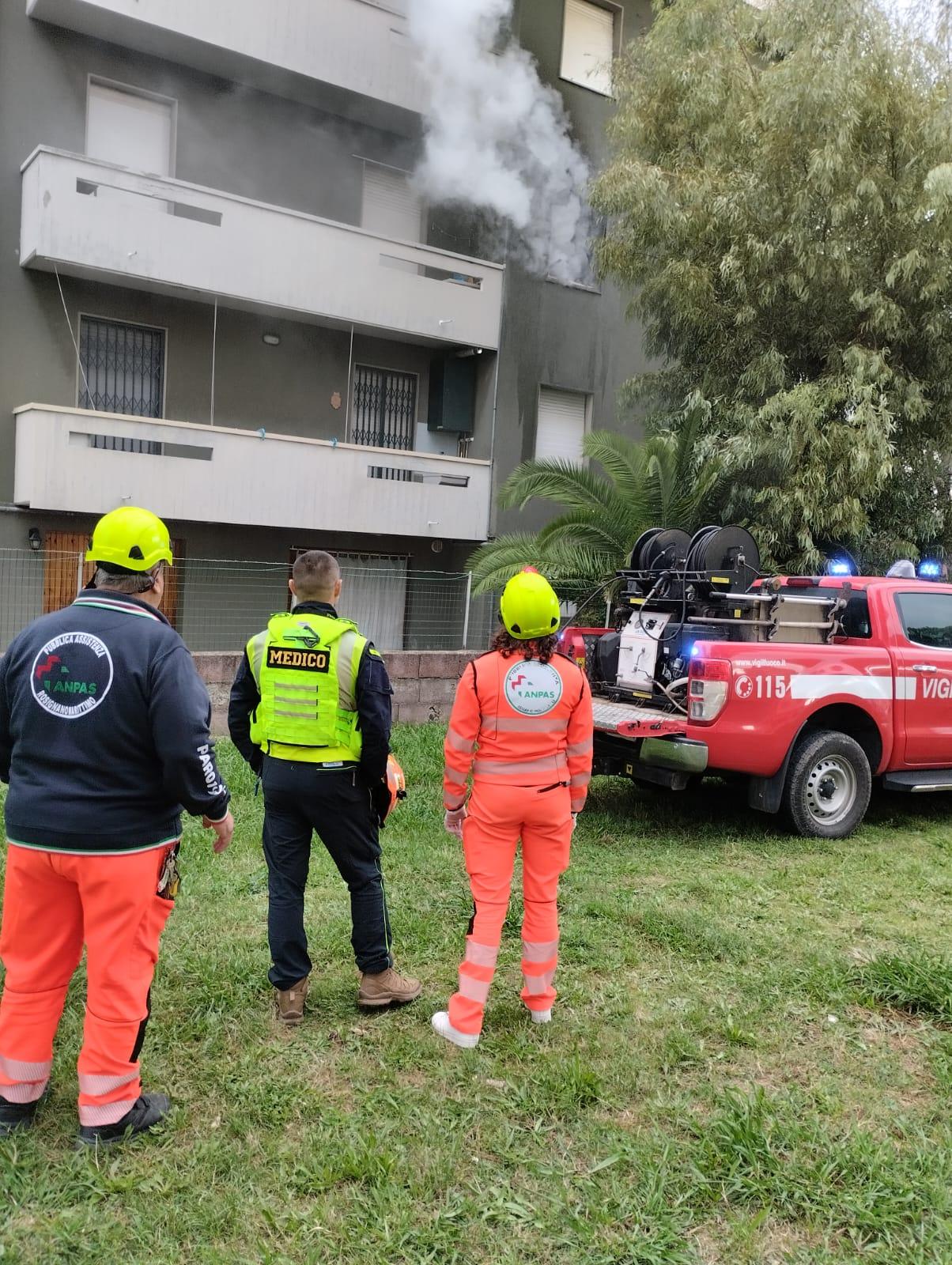 Vada, fiamme in un appartamento: palazzine evacuate e chiuse due scuole