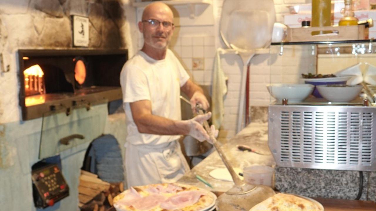 Massimiliano nel suo “regno” fatto di pizze