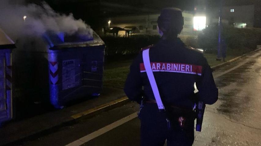 Provocò l’incendio che distrusse due mezzi dell’Auser, denunciato un 47enne