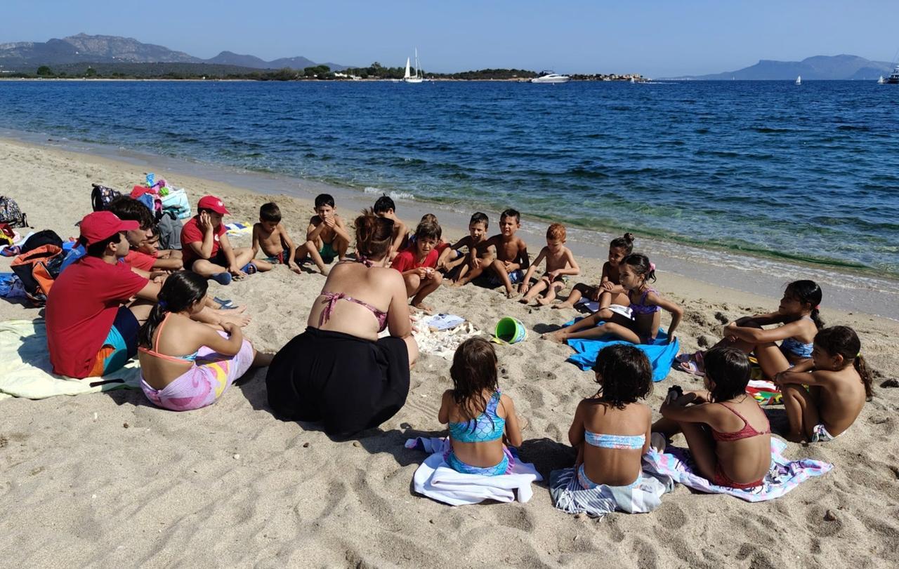 Olbia, i bambini riportano in mare le conchiglie trovate in casa