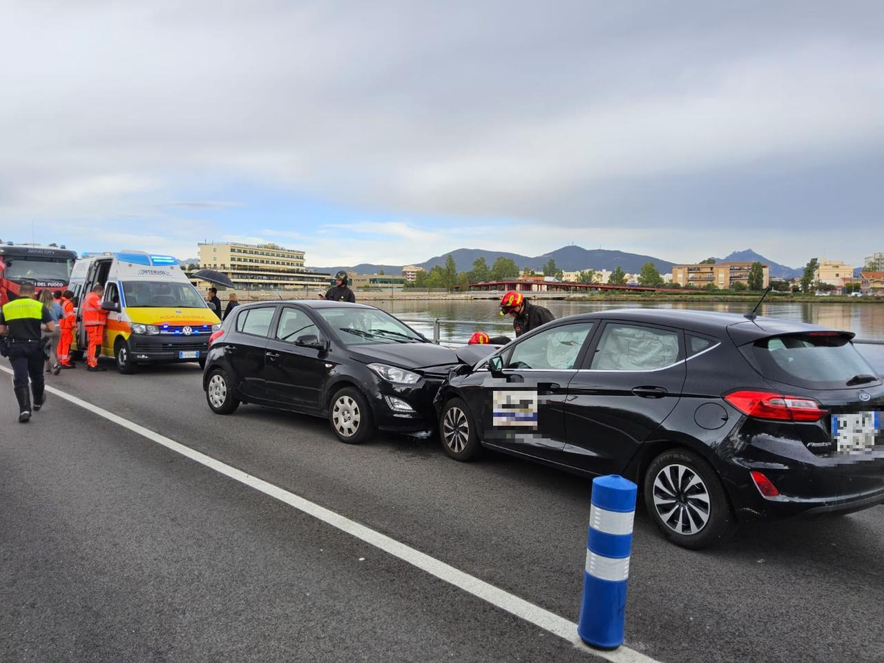 Olbia, contromano in via Escrivà finisce contro l’auto della scuola guida