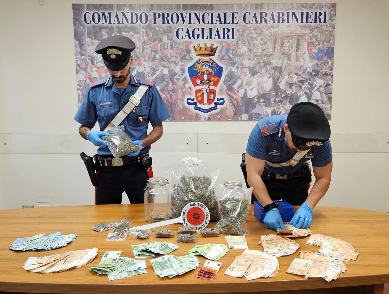 
	La droga e il contante sequestrato dai carabinieri&nbsp;

