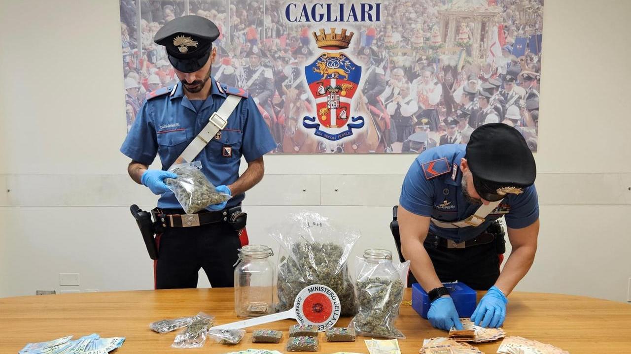La droga e il contante sequestrato dai carabinieri 