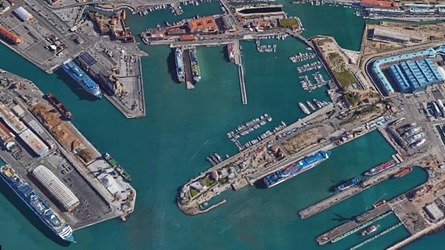 Il porto di Livorno in una veduta dall'alto (foto di archivio)