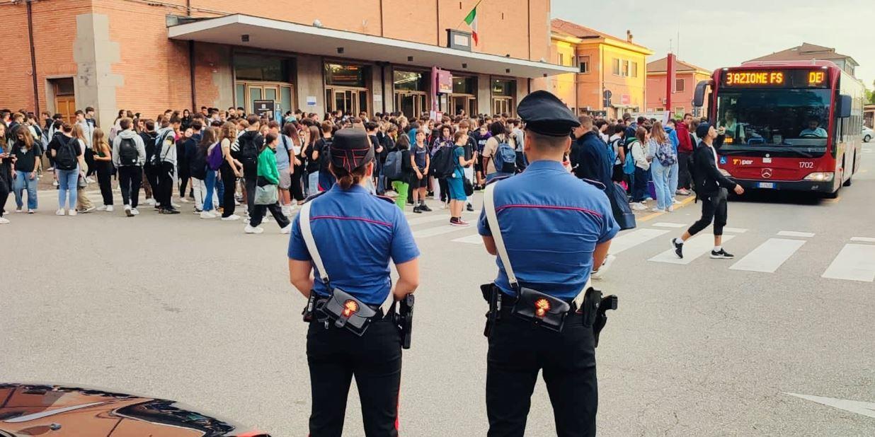 Ferrara, scende dal bus e si perde: accompagnato a scuola dai carabinieri