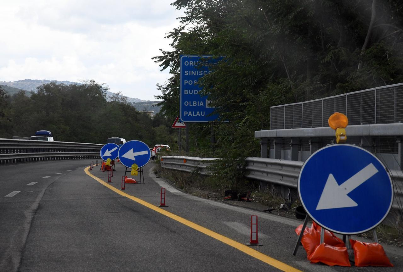 
	Segnali e deviazioni nei cantieri (foto Massimo Locci)

