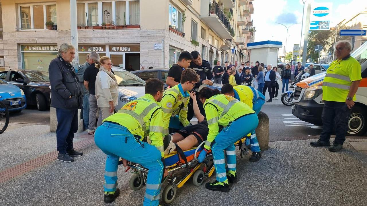 Con la bici contro un’auto, tredicenne soccorso dal 118 a Sassari