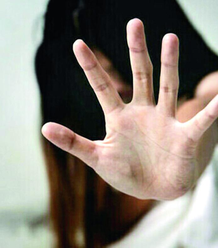 Luzzara, l’inferno di una donna: «Acqua bollente sulla pancia perché non gli davo un maschio»