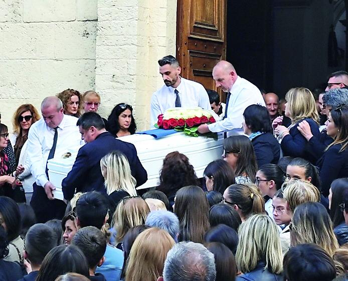 L’ultimo abbraccio di Nulvi a Luna: «Porterà la sua allegria fin lassù»