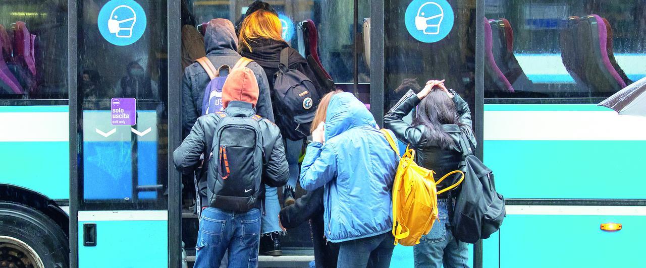 Scuola e trasporti, partenza da incubo a Modena: «Bus pieni e corse saltate»
