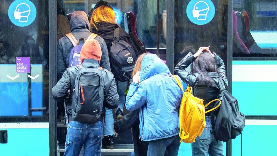 Scuola e trasporti, partenza da incubo a Modena: «Bus pieni e corse saltate»