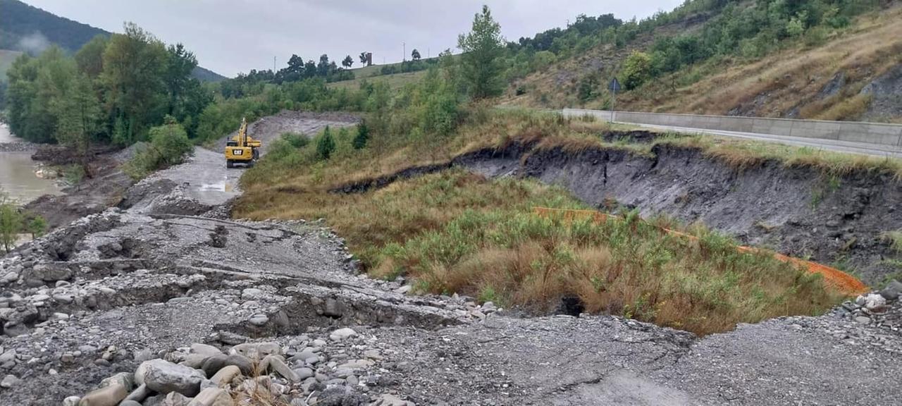 Maltempo a Modena, la pioggia provoca una frana sulla Fondovalle