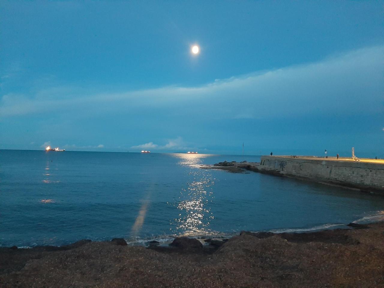 Buongiorno con la luna del mattino di Livorno