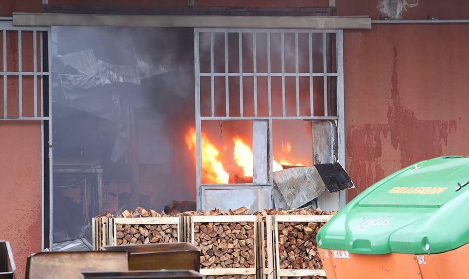 Incendio a San Nicolò, magazzino distrutto dalle fiamme