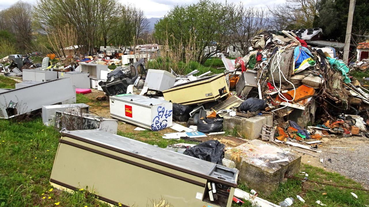 Una delle tante discariche abusive che si sono susseguite negli anni nell’area 