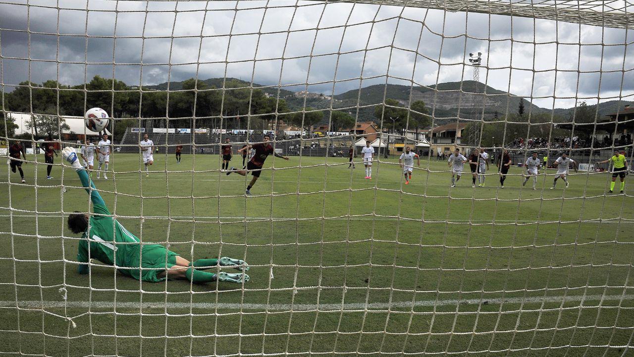 Il rigore dell’1-0 amaranto (foto Giancarlo Grassi)