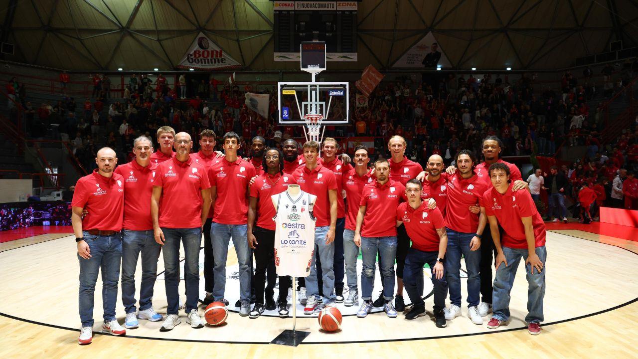 Foto di gruppo per staff tecnico e giocatori del Pistoia Basket (foto Nucci/Innocenti)