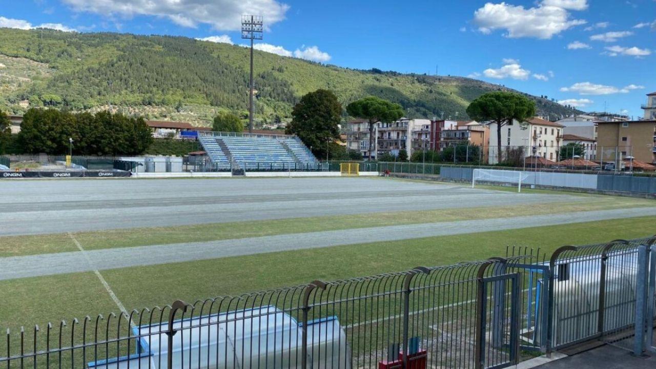 Lavori di manutenzione al manto erboso dello stadio Lungobisenzio
