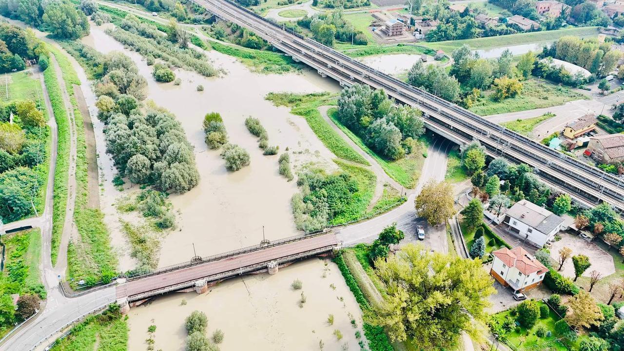 La piena del Secchia a Ponte Alto (foto di Hassan Zaman Tarar)