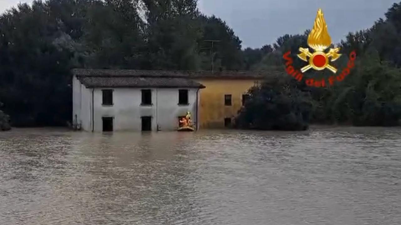Maltempo a Modena, i vigili del fuoco salvano due persone nell’area allagata
