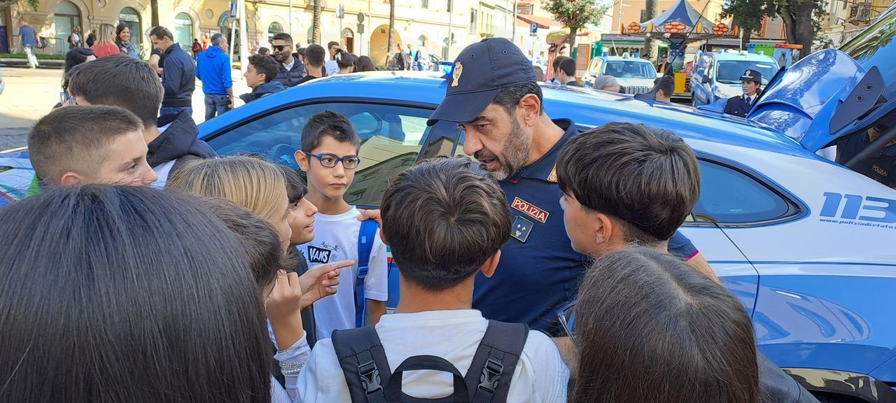 Contro i pericoli del web la campagna educativa della polizia fa tappa a Oristano