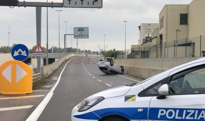 Modena, si ribalta con l’auto all’uscita della tangenziale